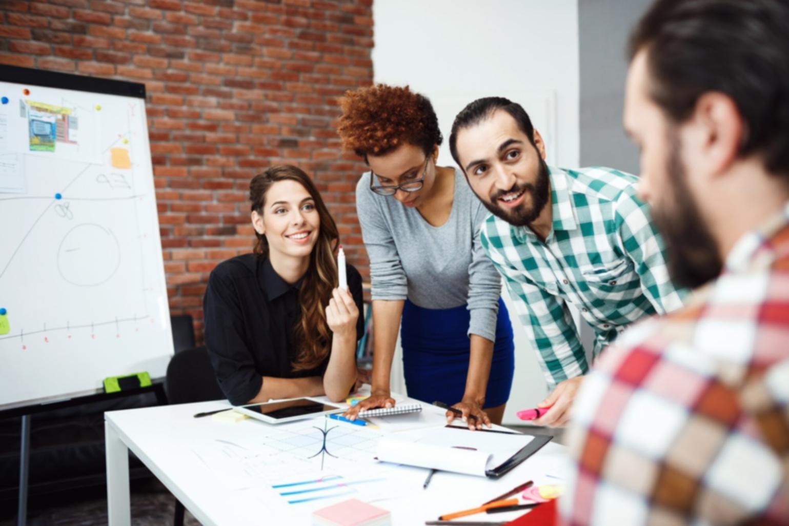 Participants lors d'un atelier pratique d'analyse budgétaire travaillant en groupe sur des études de cas