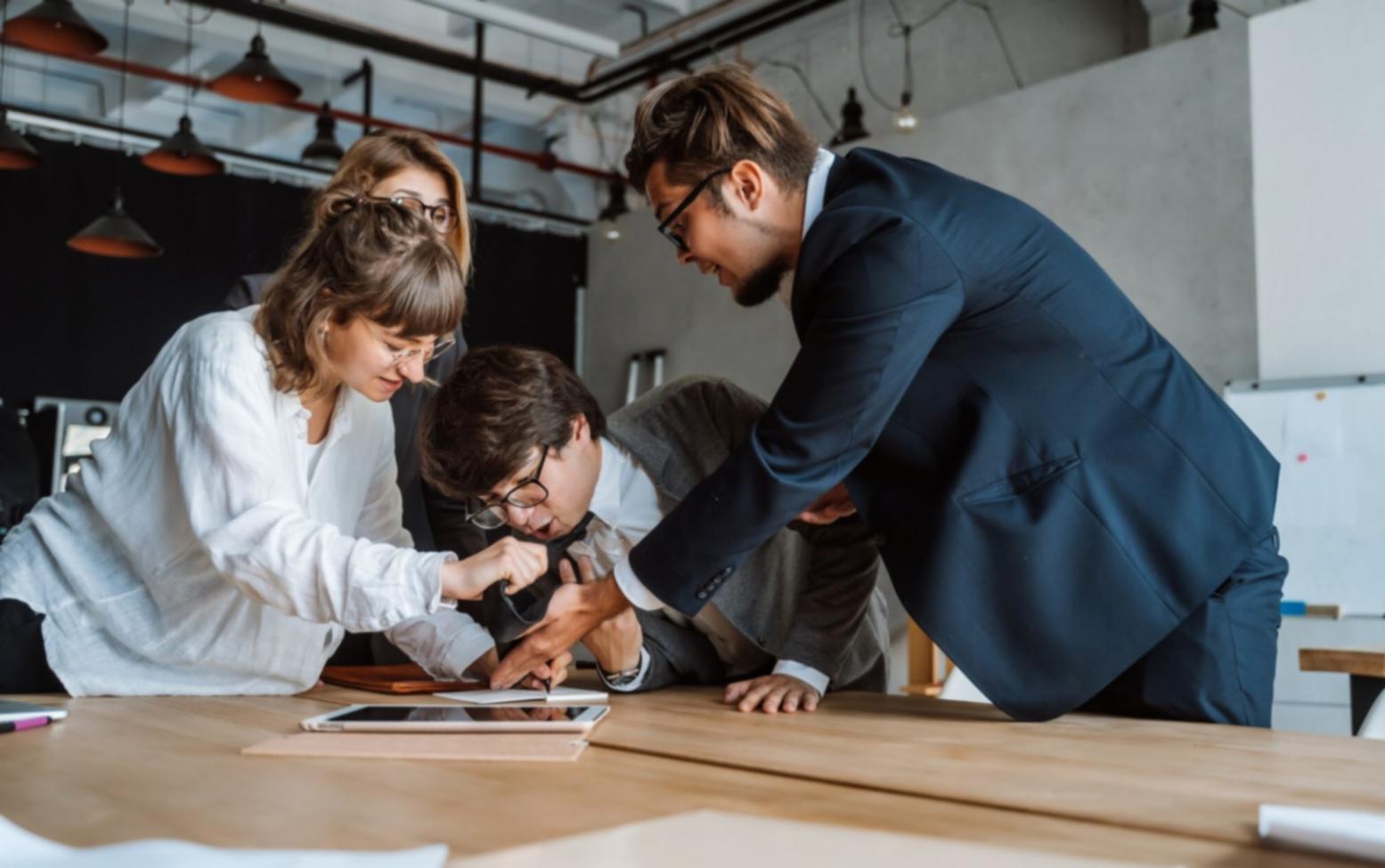Équipe travaillant sur des analyses budgétaires