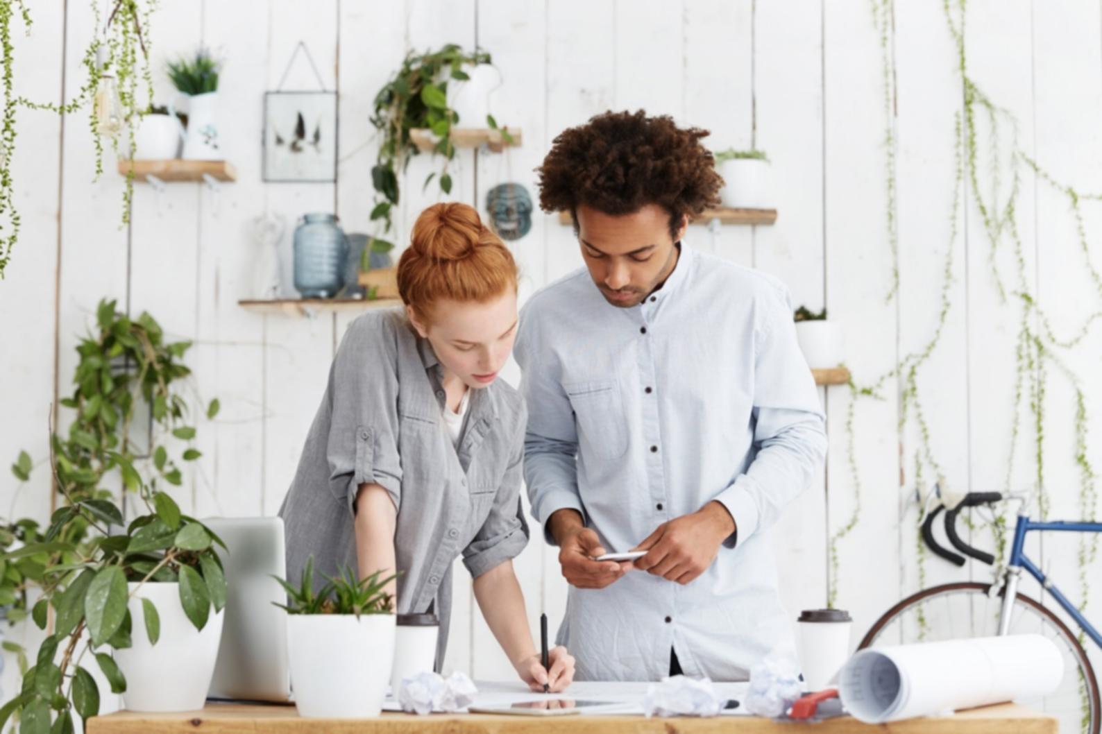 Graphiques et tendances financières sur tablette numérique