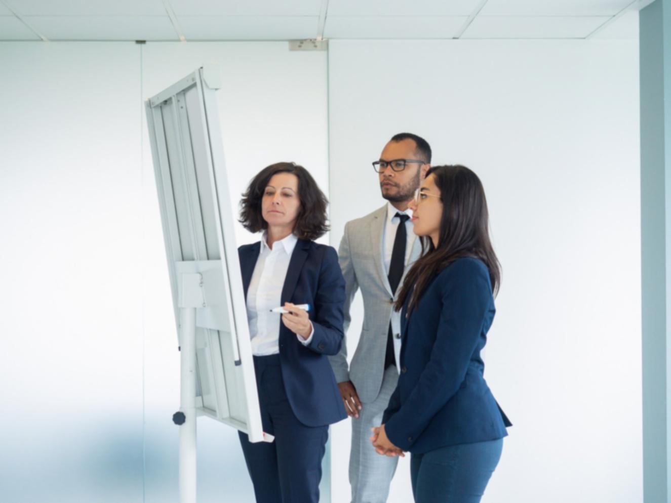 Salle de conférence lors d'un événement professionnel sur l'analyse budgétaire avec participants attentifs
