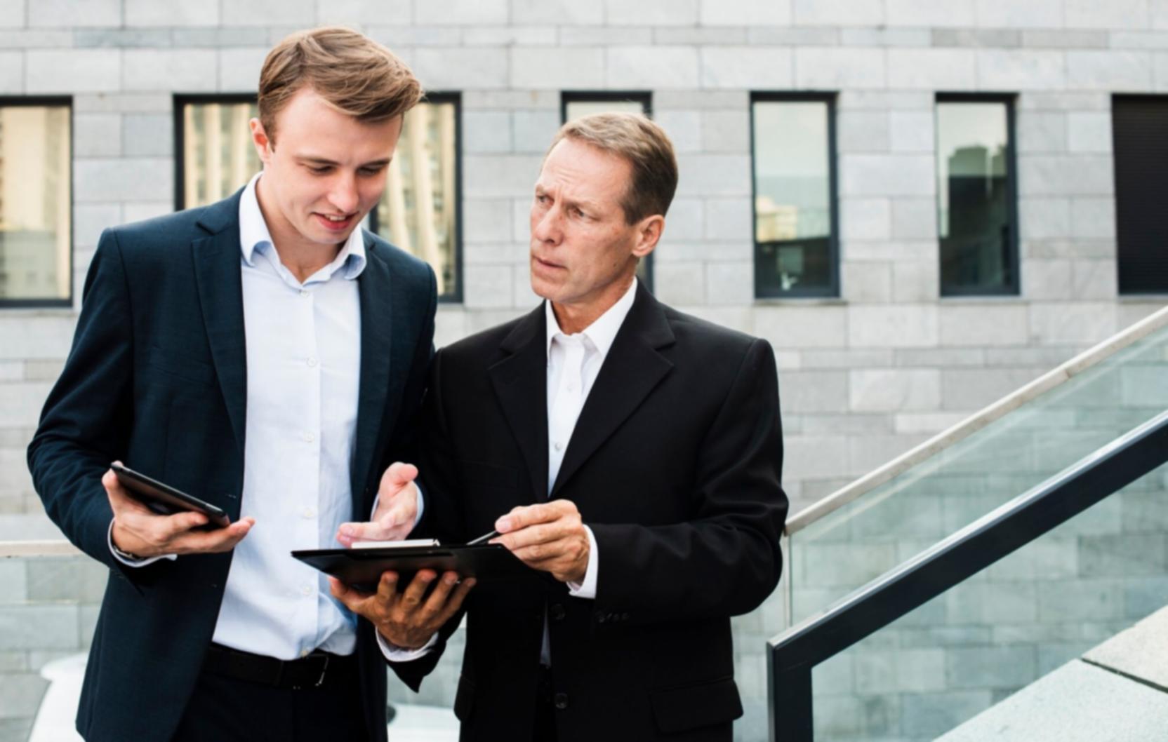 Bureau moderne avec analyses financières