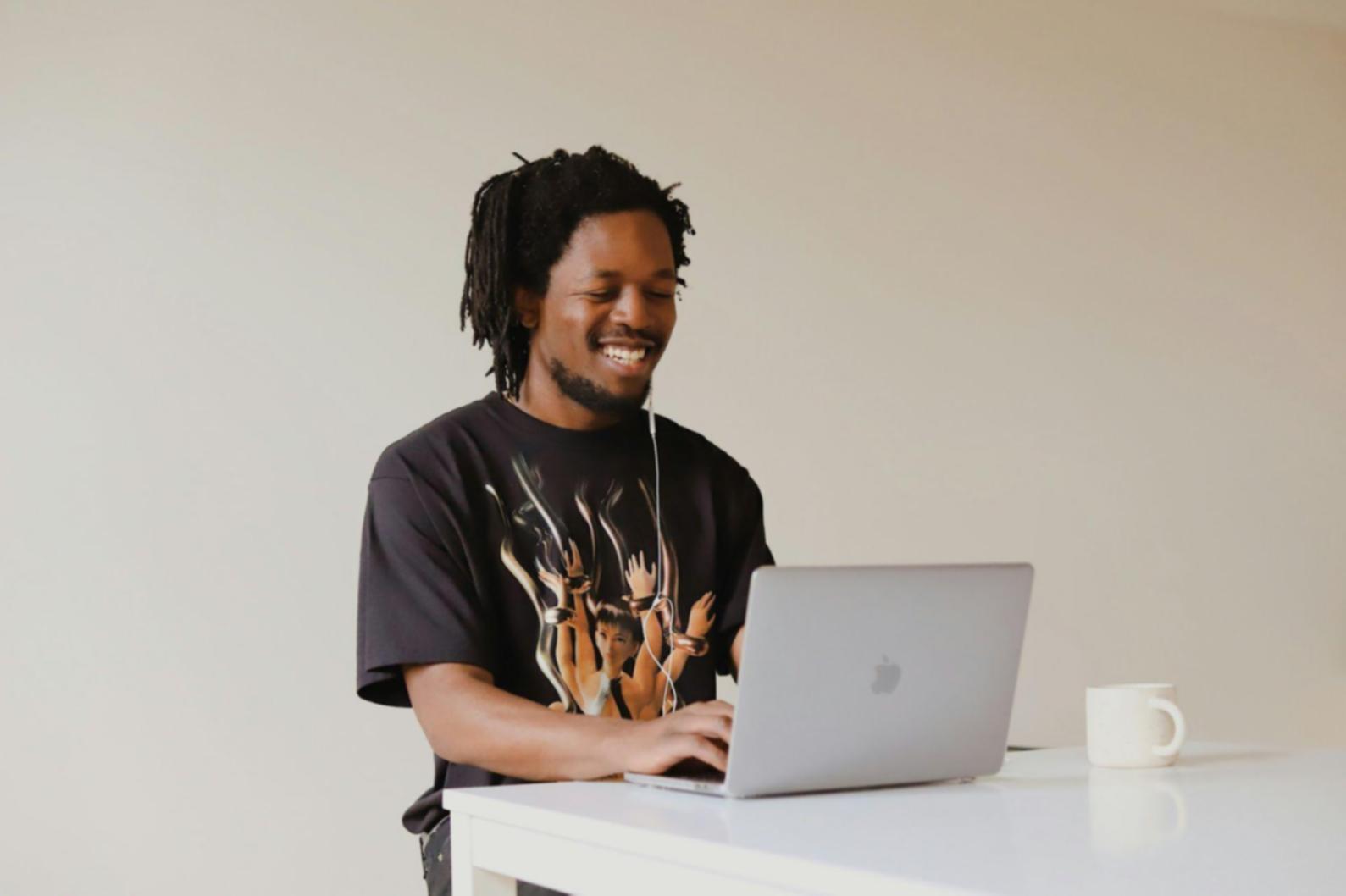 Espace de formation avec analyses financières et graphiques budgétaires