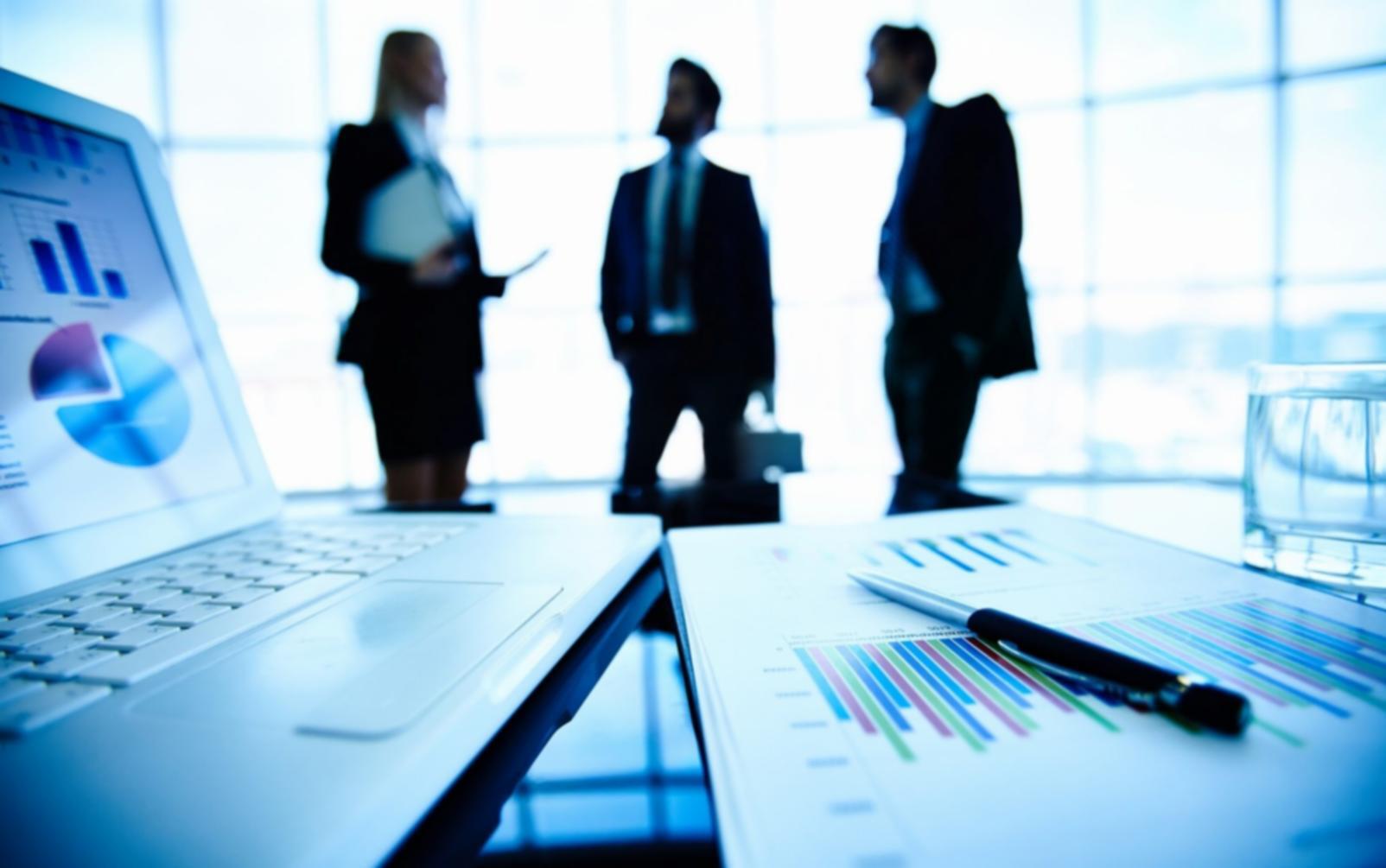 Réunion stratégique avec analyse de données financières